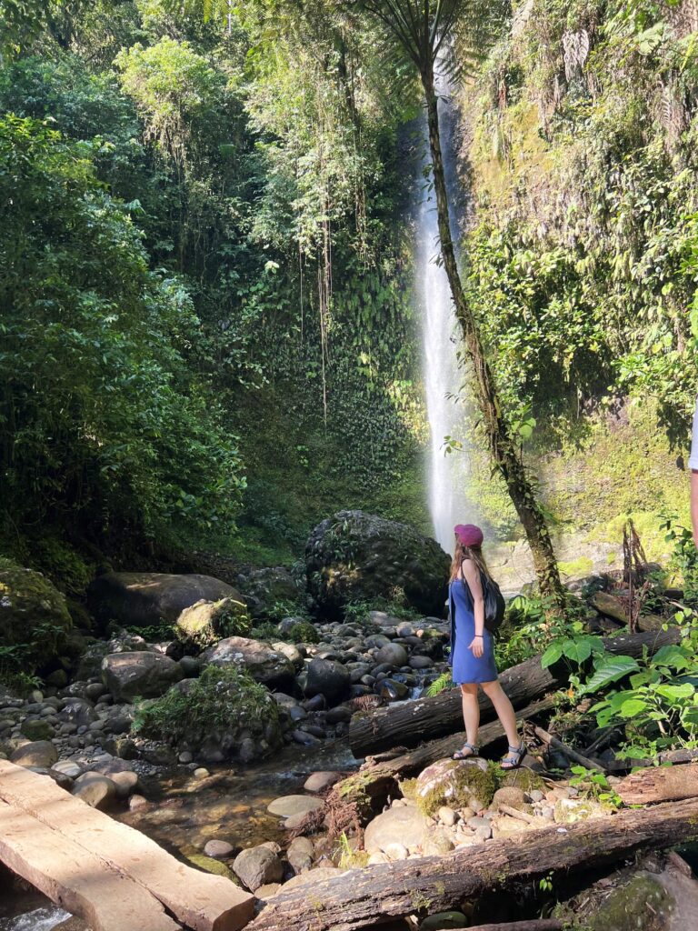 Viajar a Ecuador por libre: la Cascada Hola Vida.