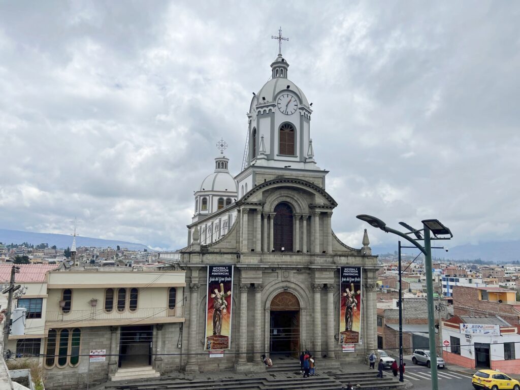 La bonita Iglesia de la Loma de Quito, en Riobamba.