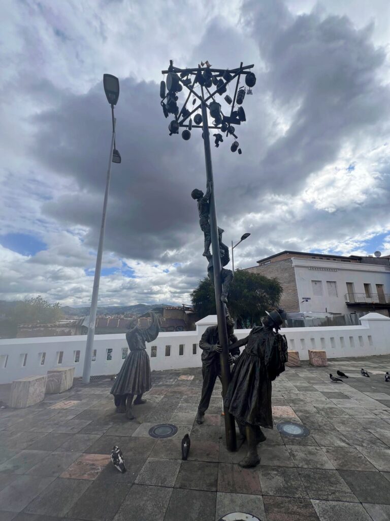 La curiosa escultura del juego de la cucaña, una de las cosas que tienes que ver en Cuenca en 2 días.