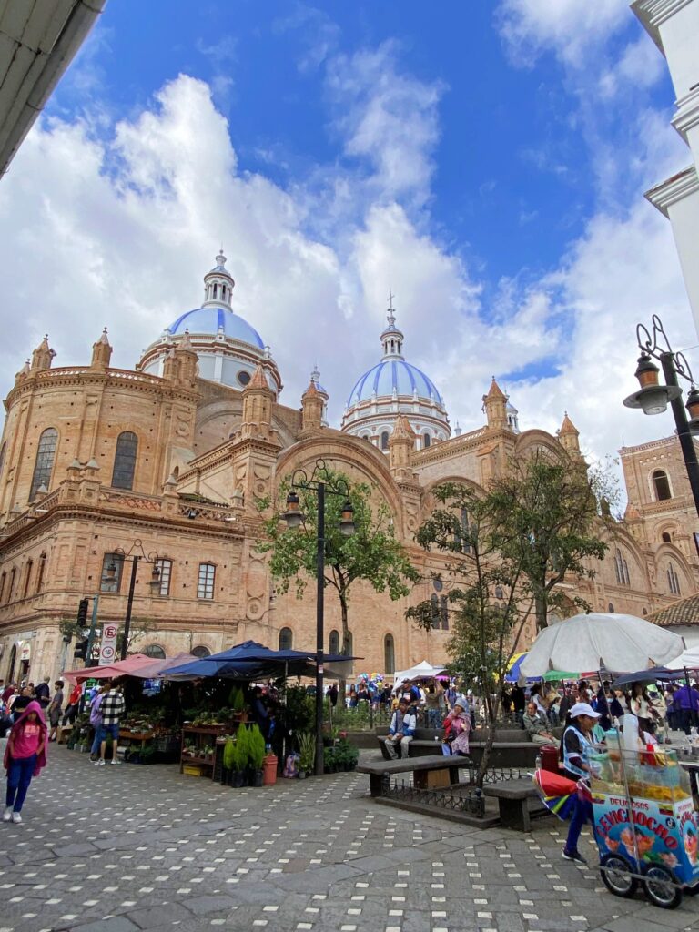 La Plaza de las Flores, uno de los lugares más famosos que visitar en Cuenca en 2 días.