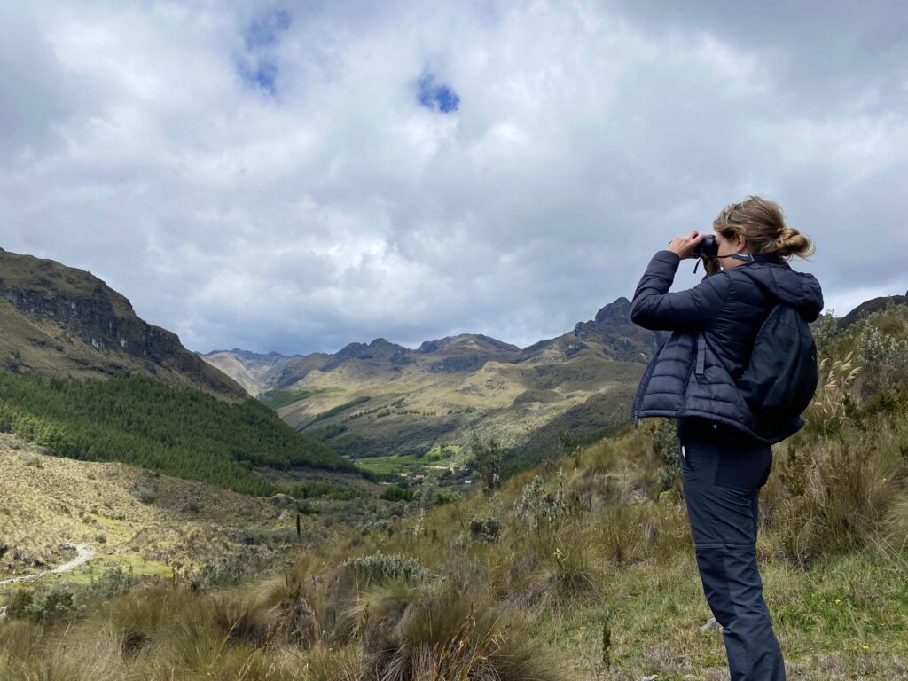 Intentando avistar a un cóndor andino en nuestro recorrido por el Parque Nacional de Cajas por libre.