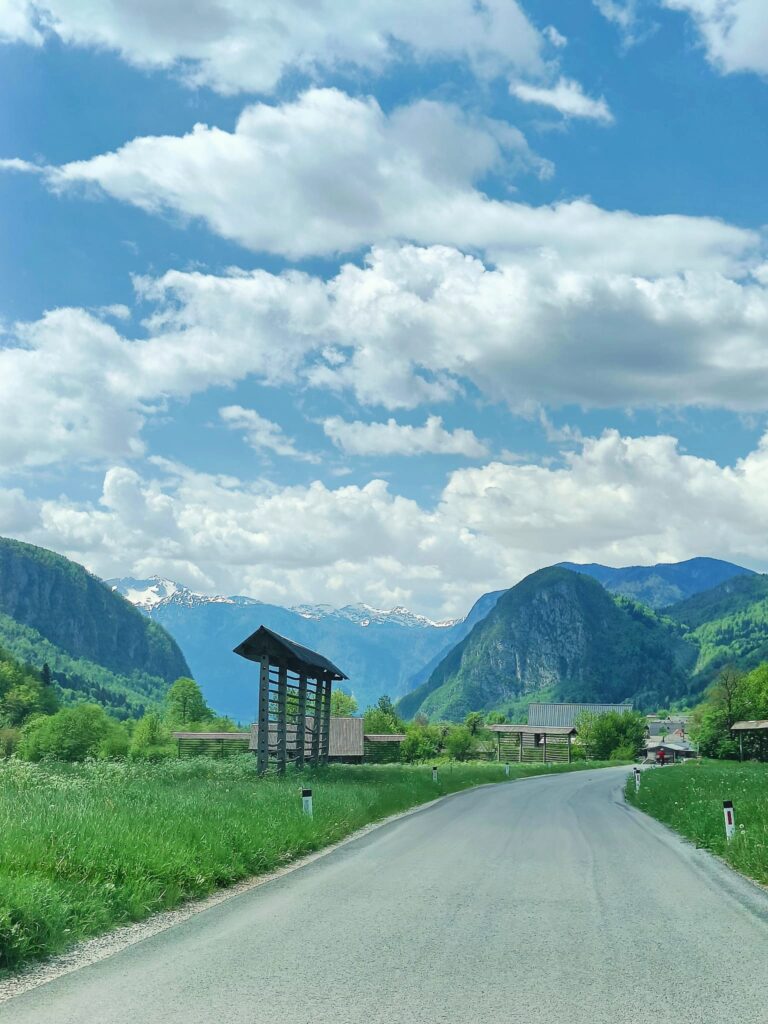 Las carreteras para llegar al Lago Bohinj son todo un espectáculo.