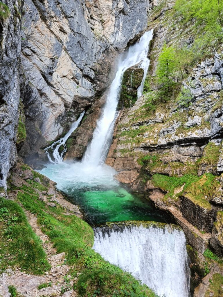 Alrededores del Lago Bohinj: la Cascada Savica.