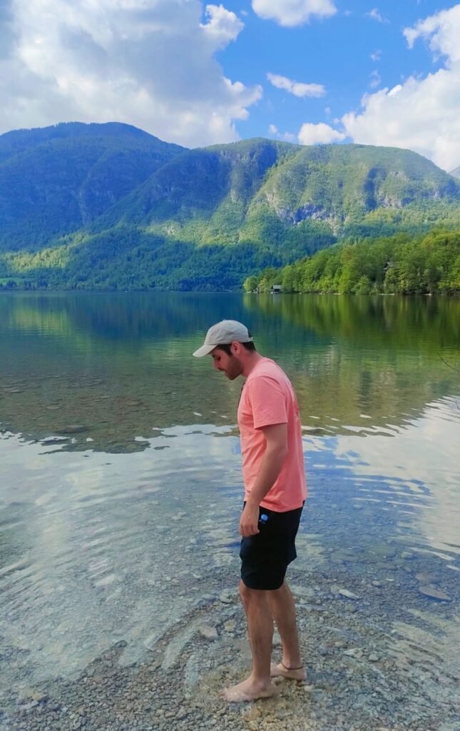 Probando el agua del Lago Bohinj