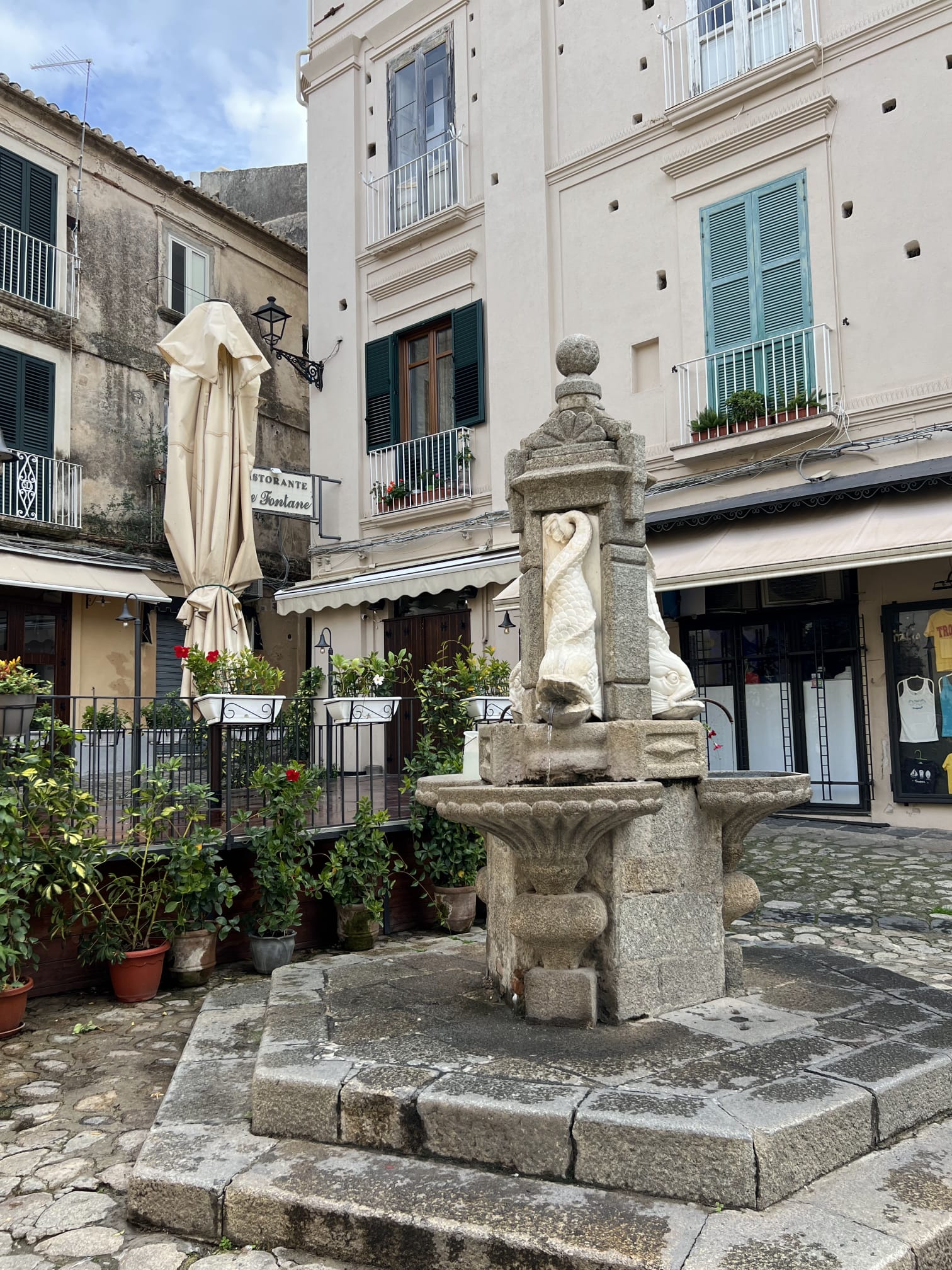 Dormir en Tropea y tener estos rinconcitos a la salida del alojamiento.